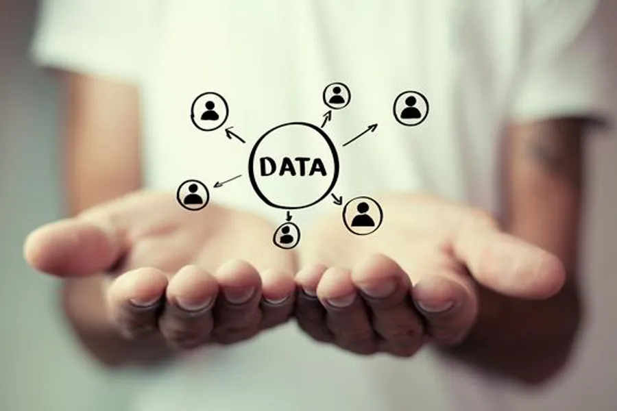 To åpne hender som omfavner datatekst tegnet inn i fotoet