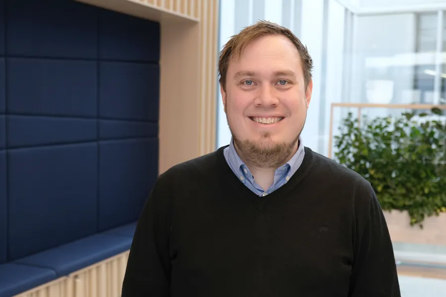 En mann som smiler til kameraet